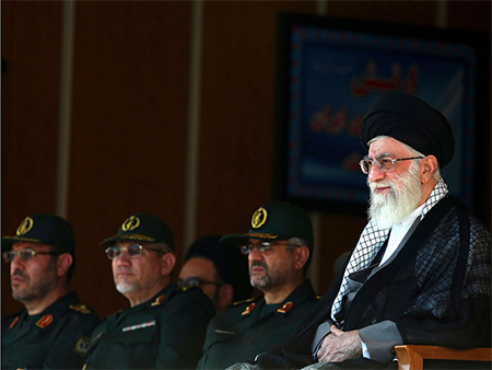 El líder supremo de Irán defiende el programa nuclear